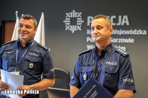 dwóch policjantów na sali konferencyjnej