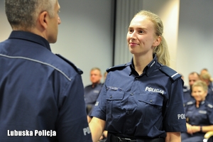 policjantka odbiera gratulacje i świadectwo