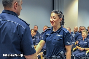 policjantka odbiera gratulacje i świadectwo
