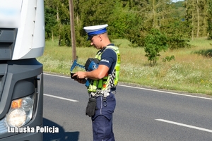 Policjanci w trakcie kontroli pojazdu