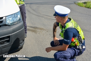 Policjanci w trakcie kontroli pojazdu