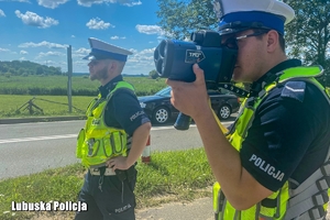 Policjanci mierzą prędkość pojazdów