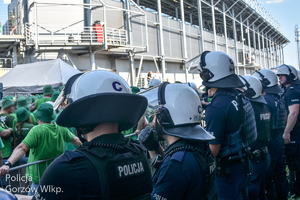 Policjanci obserwują kibiców przy stadionie