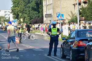 Policjanci kierujący ruchem pojazdów