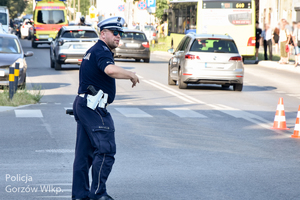 Policjant kierujący ruchem pojazdów