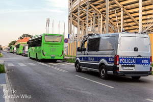 Zaparkowane autobusy i radiowozy policyjne