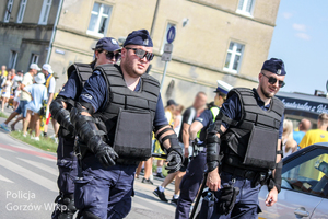 Policjanci w trakcie zabezpieczenia derbów żużlowych
