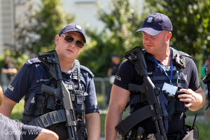 Policjanci w trakcie zabezpieczenia derbów żużlowych
