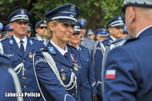 Policjantka otrzymuje gratulacje od innego policjanta