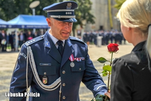 Policjant otrzymuje różę