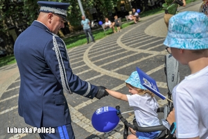 Funkcjonariusz policji z dzieckiem