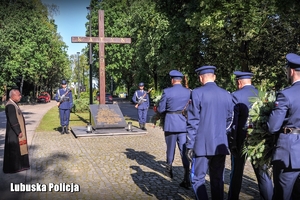 Policjanci składają hołd przy Krzyżu Ofiar Katynia