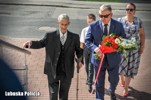 Rodzina Alojzego Banacha - Patrona Lubuskiej Policji - składa kwiaty