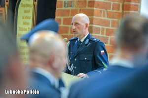 Policjant przemawia podczas mszy świętej