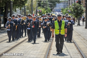 Policyjna orkiestra idzie ulicą