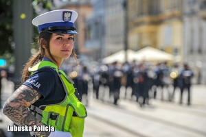 Policjantka kierująca ruchem