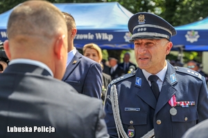 Policjant otrzymuje gratulacje od Komendanta