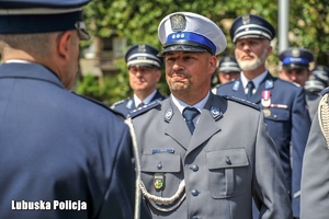 Policjant otrzymuje gratulacje
