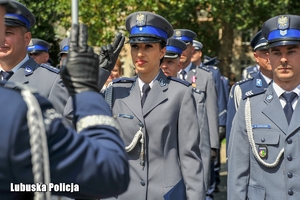 Policjantka oddaje honor