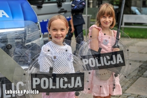 Dzieci z policyjnymi tarczami
