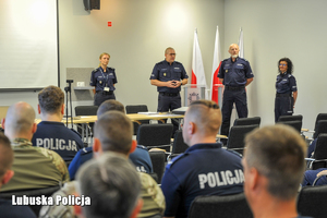 Policjanci zgromadzeni na sali konferencyjnej