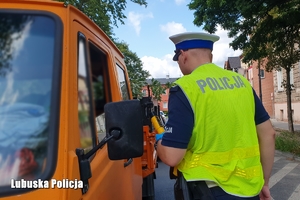 Policjant ruchu drogowego przy badaniu trzeźwości kierowcy