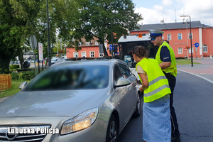 Policjanci ruchu drogowego przy kontroli