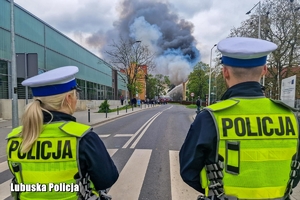 Policjanci zabezpieczający drogę podczas akcji gaśniczej strażaków