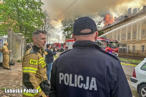 Policjant rozmawia z strażakiem