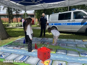 Policjant z bawiącymi się dziećmi