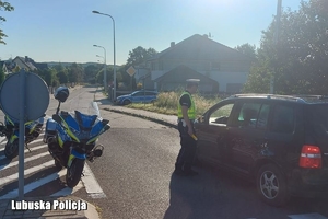 Policjant ruchu drogowego przy badaniu trzeźwości kierowcy