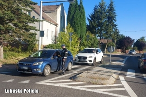 Policjant przy badaniu trzeźwości kierowcy