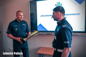 Policjant otrzymuje nagrodę