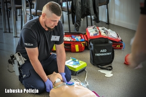 Policjant podczas pierwszej pomocy