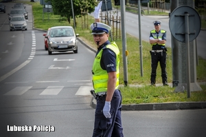 Policjant ruchu drogowego kieruje ruchem