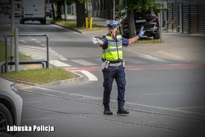 Policjant ruchu drogowego kieruje ruchem