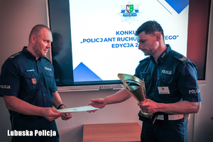 Policjant otrzymuje nagrodę