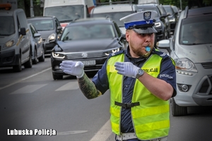 Policjant ruchu drogowego kieruje ruchem