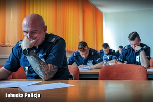 Policjanci rozwiązują test