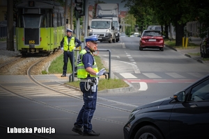 Policjant ruchu drogowego kieruje ruchem