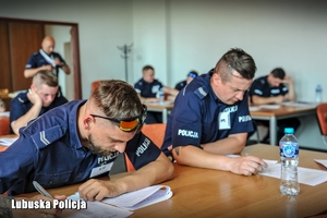 Policjanci rozwiązują test