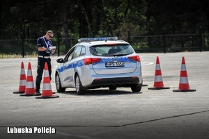 Radiowóz oznakowany na placu manewrowym