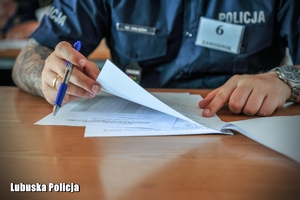 Policjant rozwiązuje test