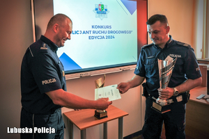 Policjant otrzymuje nagrodę