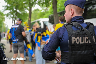 Policjant obserwuje kibiców