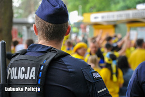 Policjant obserwuje kibiców