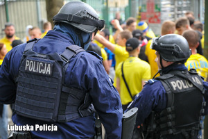 Policjanci obserwują kibiców przy stadionie