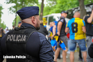 Policjanci prowadzą kibiców na stadion