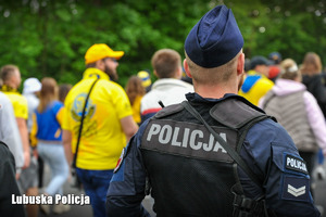 Policjanci prowadzą kibiców na stadion