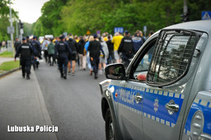 Policjanci prowadzą kibiców na stadion